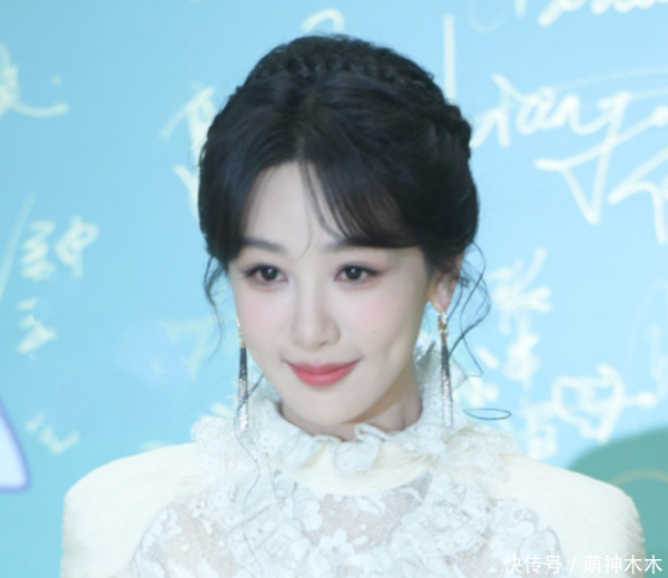 犀牛配资 白玉兰奖红毯生图太精彩，无滤镜暴露明星真实状态，杨紫妆太浓了